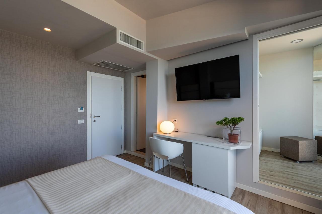Hotel Commodore Riccione Dış mekan fotoğraf