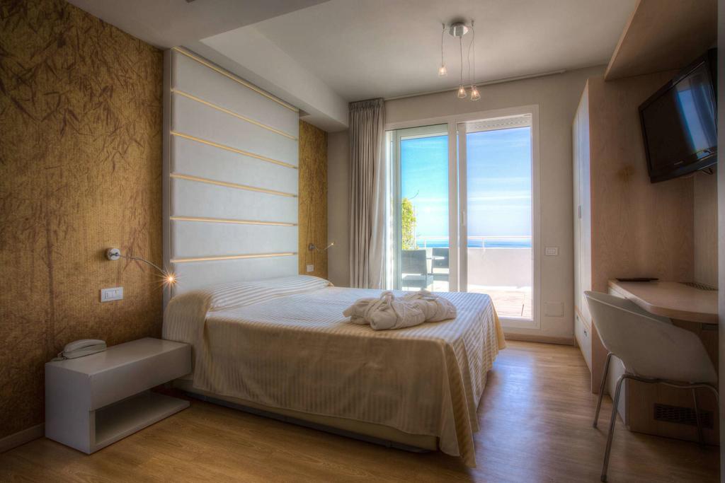 Hotel Commodore Riccione Dış mekan fotoğraf