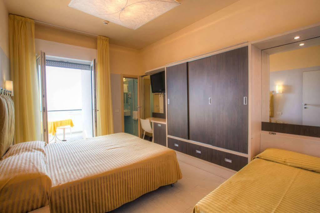 Hotel Commodore Riccione Dış mekan fotoğraf